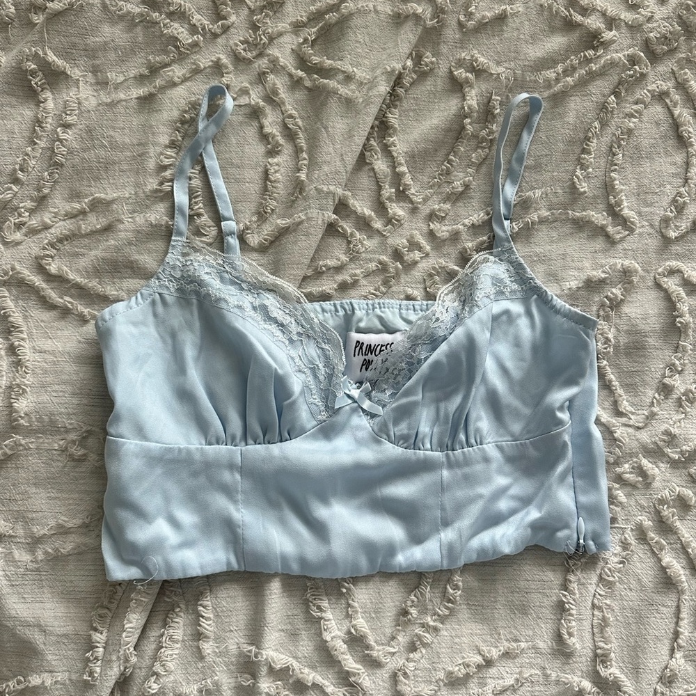 Lace detailed crop top